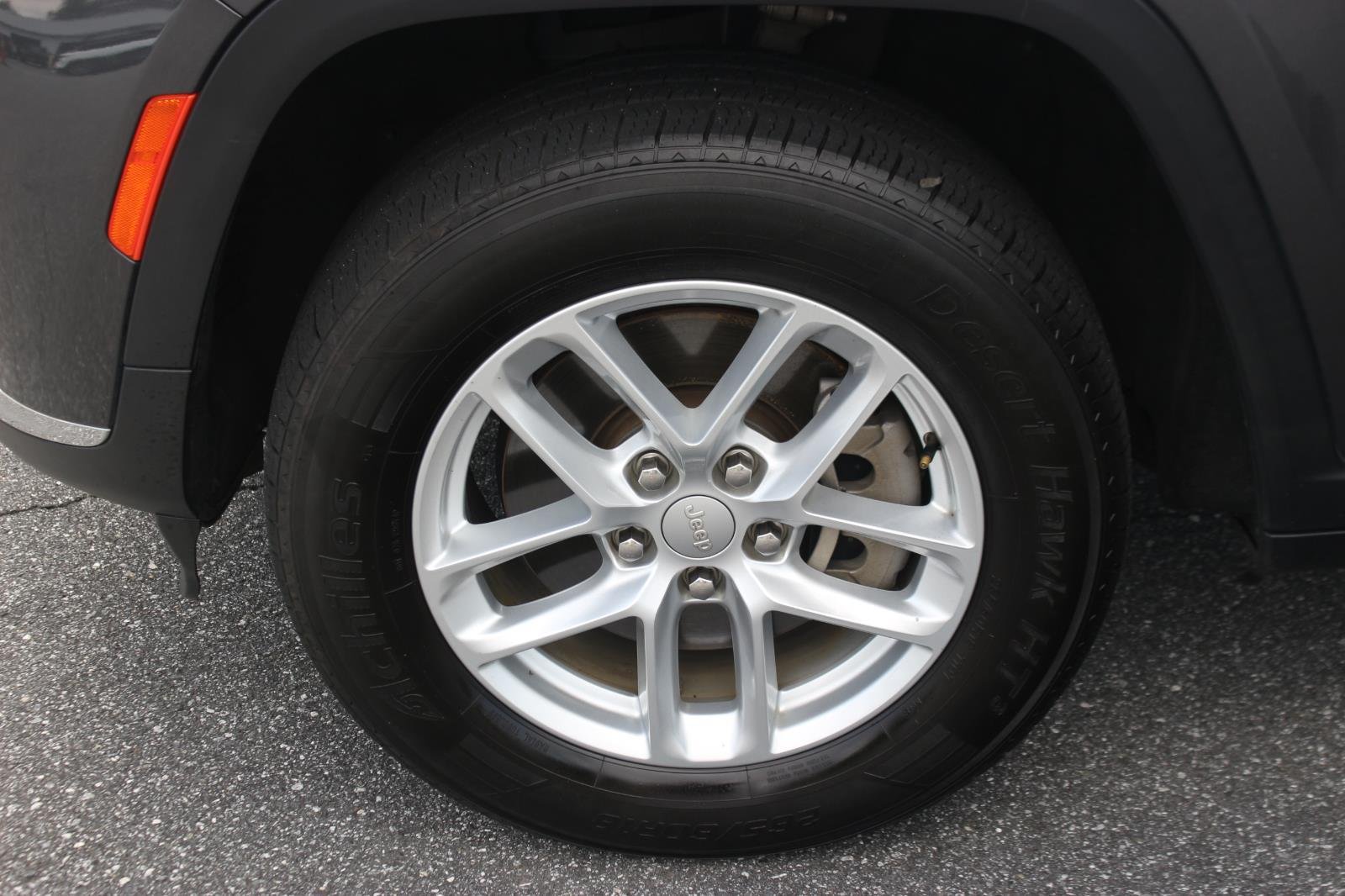Used 2022 Gray Jeep Laredo image 40