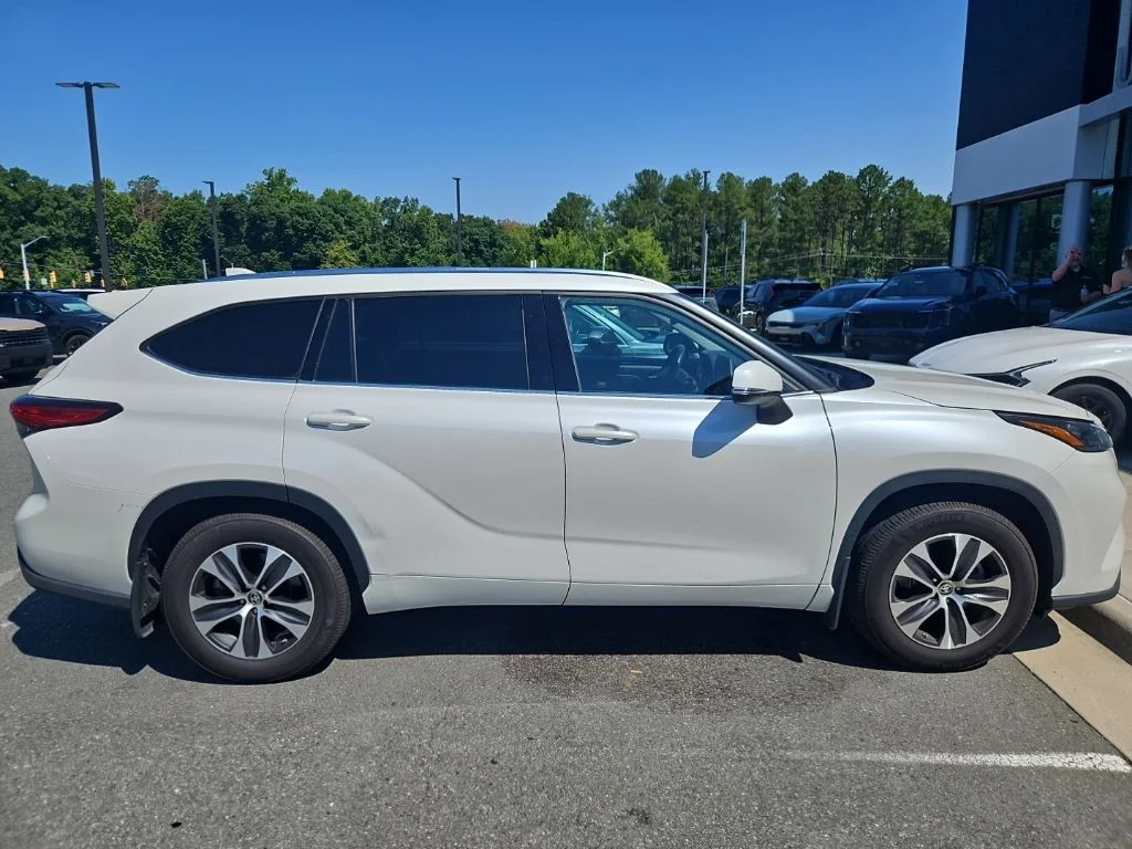 Used 2020 White Toyota XLE image 3