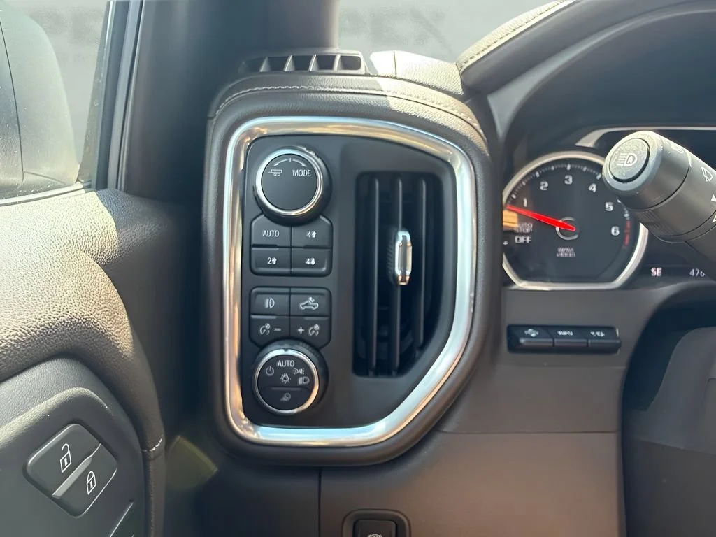 Used 2020 IRIDESCENT PEARL TRICOAT Chevrolet LTZ image 27