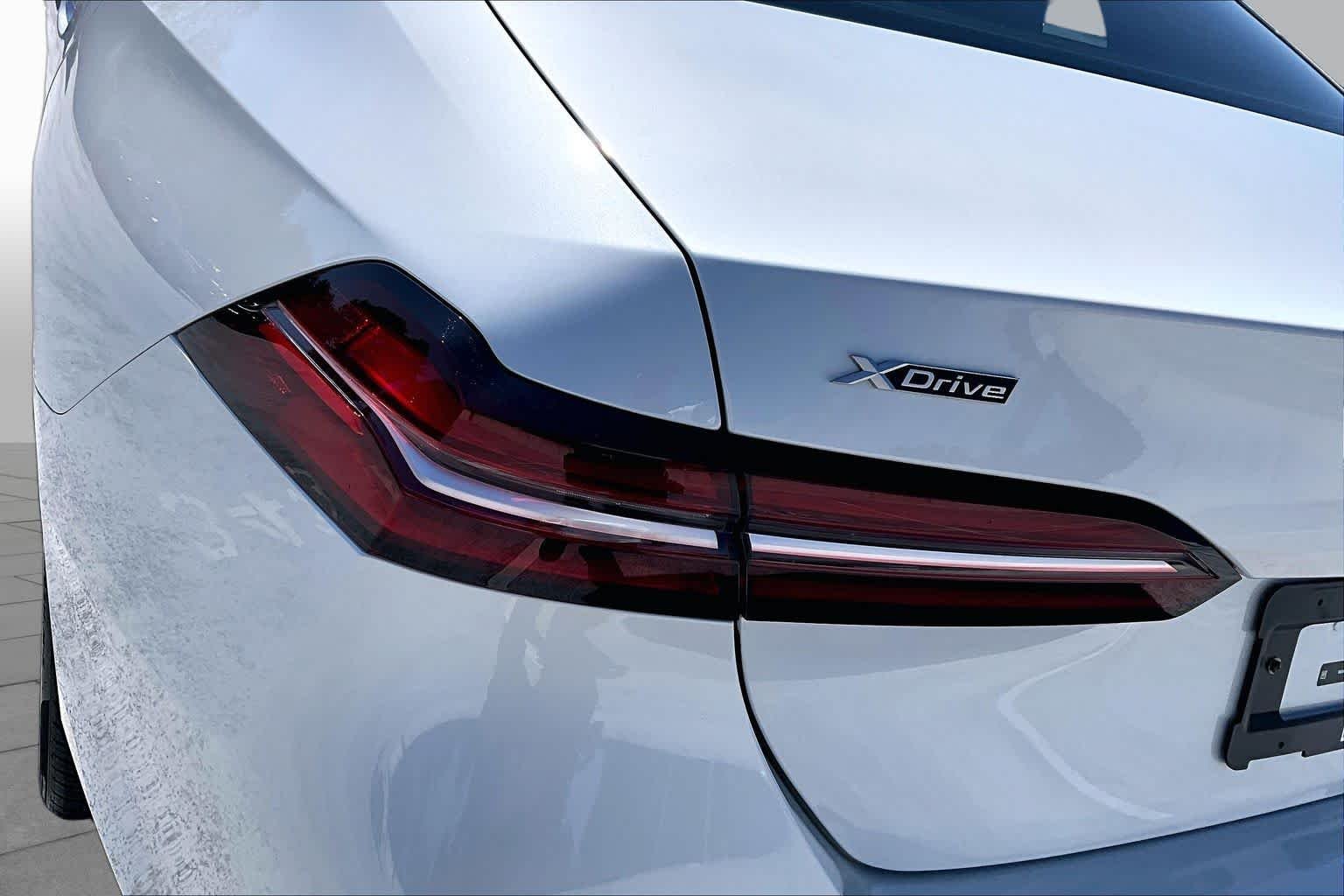 Used 2026 Alpine White BMW 540i xDrive image 28