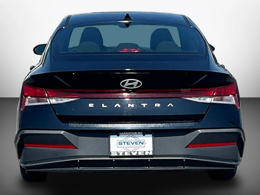 Used 2025 Black Hyundai SEL Sport image 5