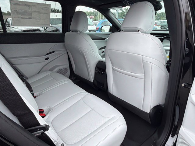 New 2026 Diamond Black Crystal Pearl-Coat Exterior Paint Jeep Limited image 12