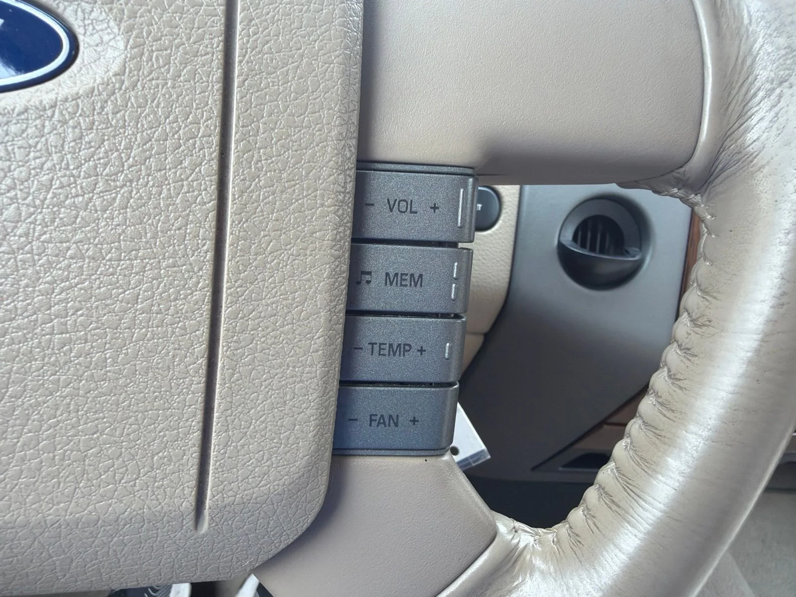 Used 2004 Red Ford Lariat image 30
