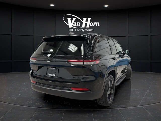 Used 2024 Diamond Black Crystal Pearlcoat Jeep Limited image 7