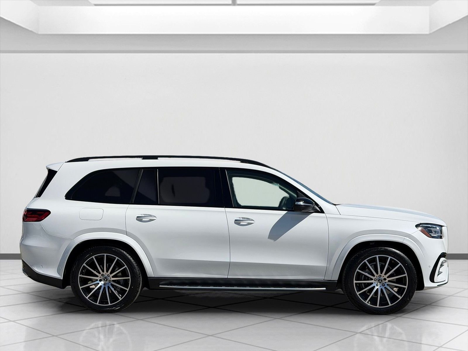 New 2026 MANUFAKTUR Moonlight White Metallic Mercedes-Benz GLS 450 image 2