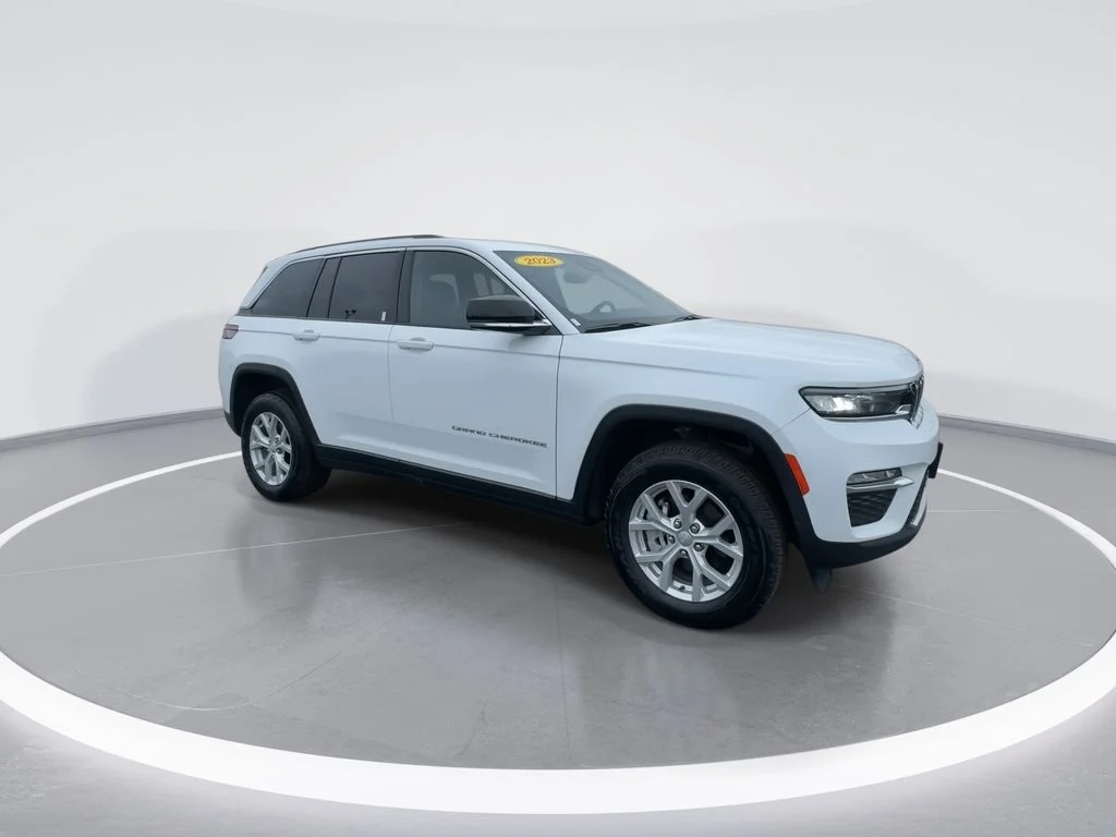 Used 2023 White/off-white Jeep Limited image 2