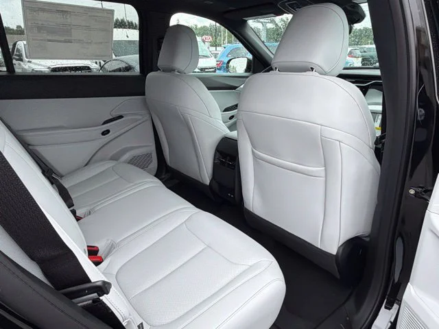 New 2026 Diamond Black Crystal Pearlcoat Jeep Limited image 12