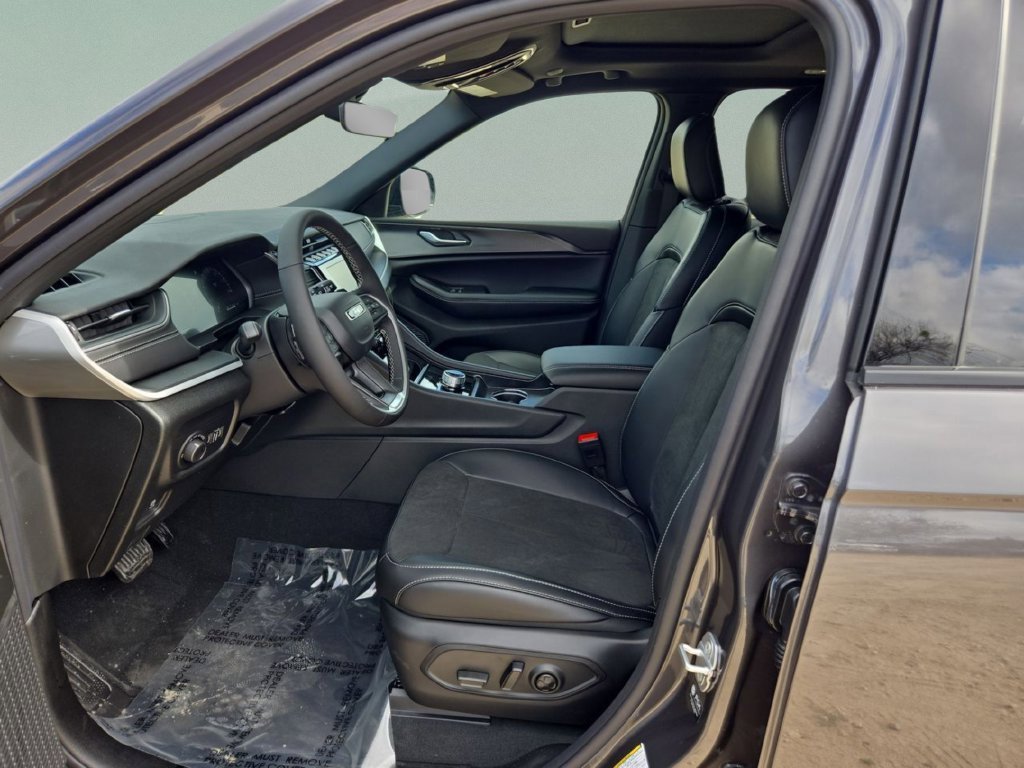 New 2025 Baltic Gray Metallic Clear-Coat Exterior Paint Jeep Altitude X image 18