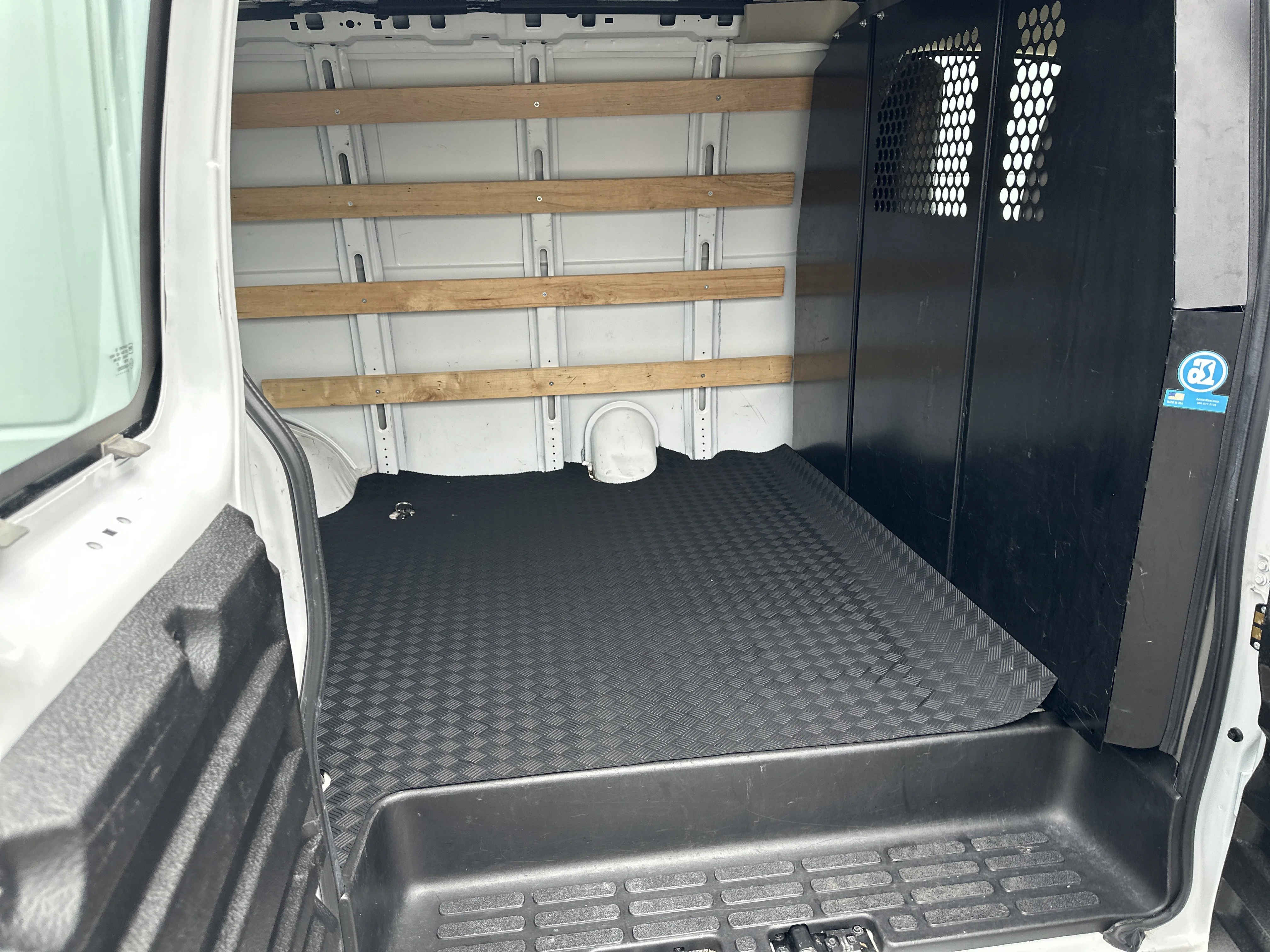 2023 GMC Savana Cargo Work Van - Photo 19