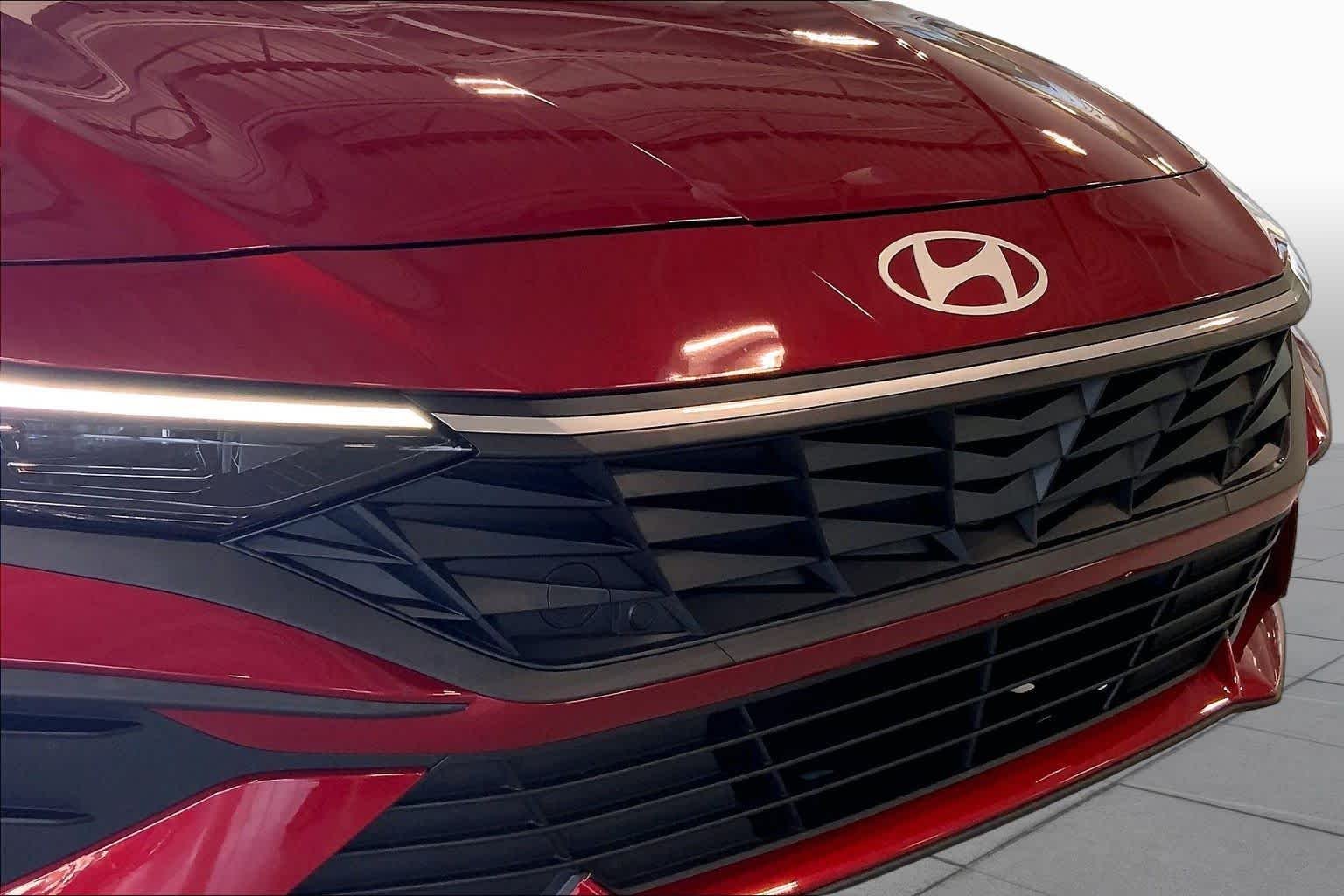 Used 2025 Ultimate Red Hyundai SEL Sport image 31