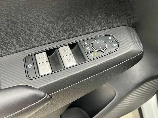 Used 2024 Silver Mitsubishi SE image 23