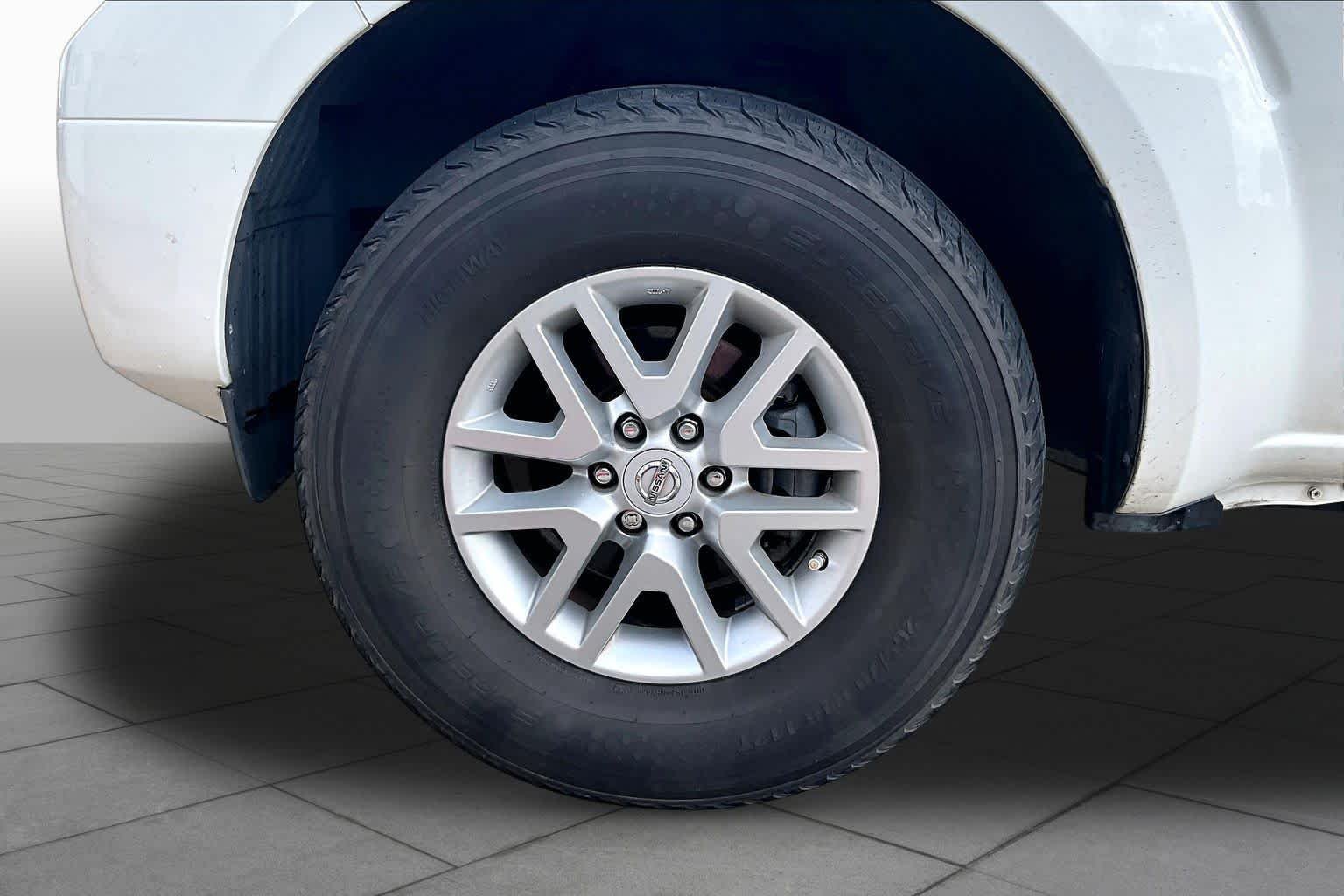 Used 2016 Glacier White Nissan SV image 11