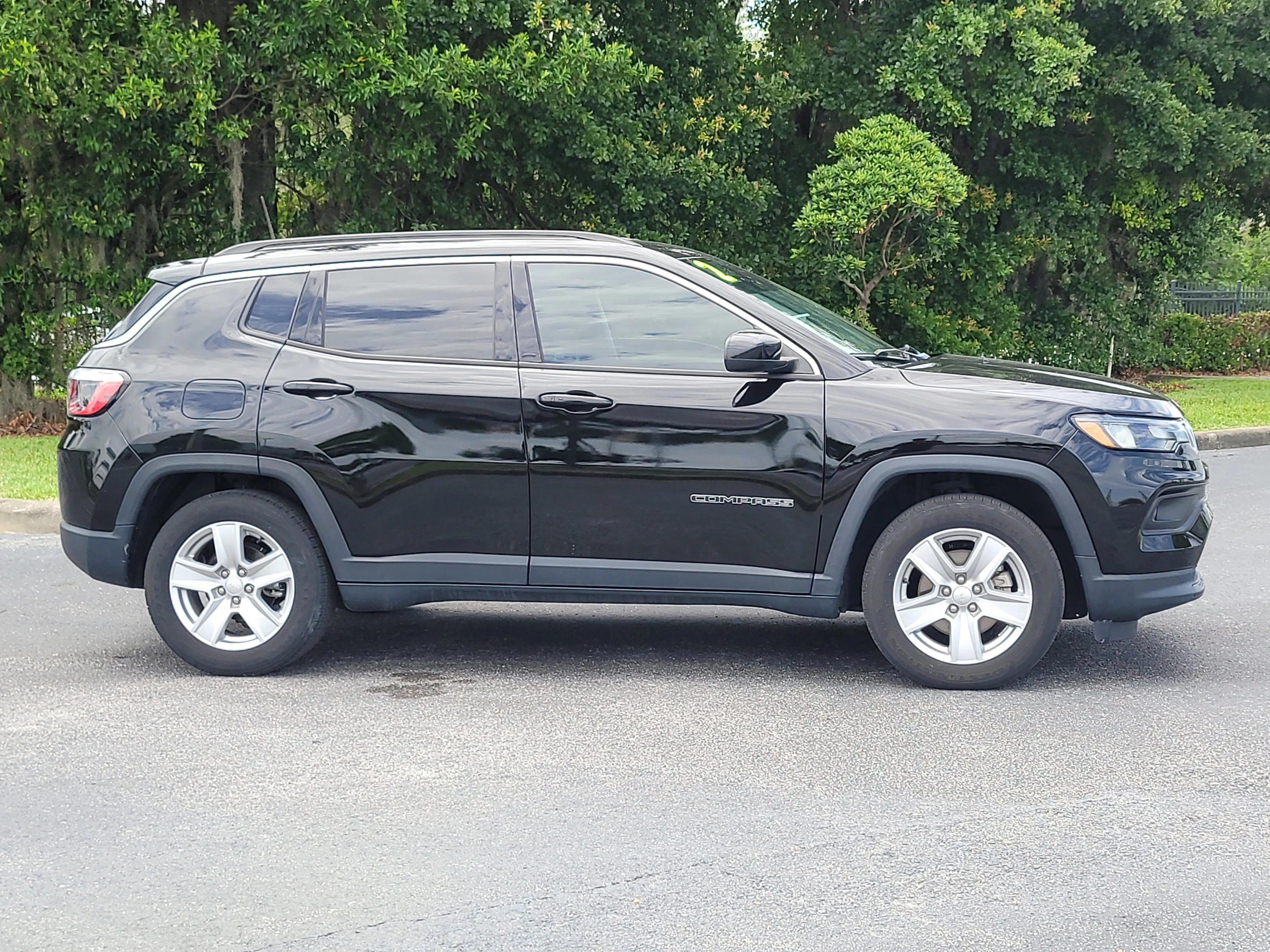 Used 2022 Diamond Black Crystal Pearlcoat Jeep Latitude image 7