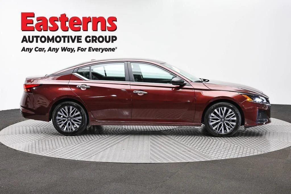 Used 2025 Red Nissan 2.5 SV image 4
