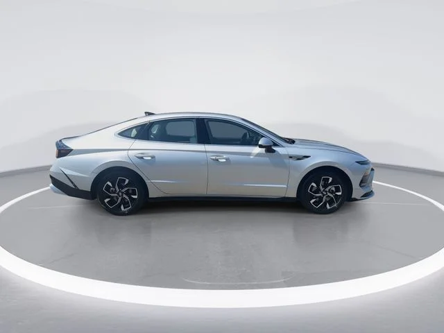Used 2025 Silver Hyundai SEL image 2
