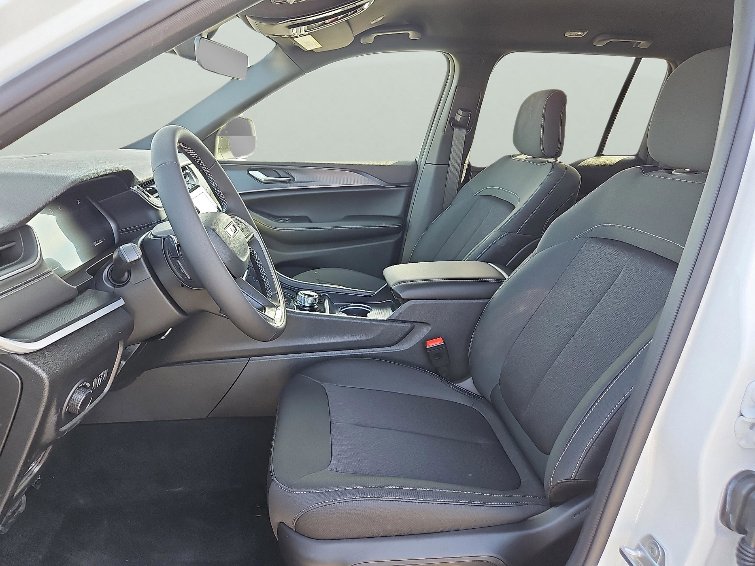 New 2025 Bright White Clear-Coat Exterior Paint Jeep Laredo image 18