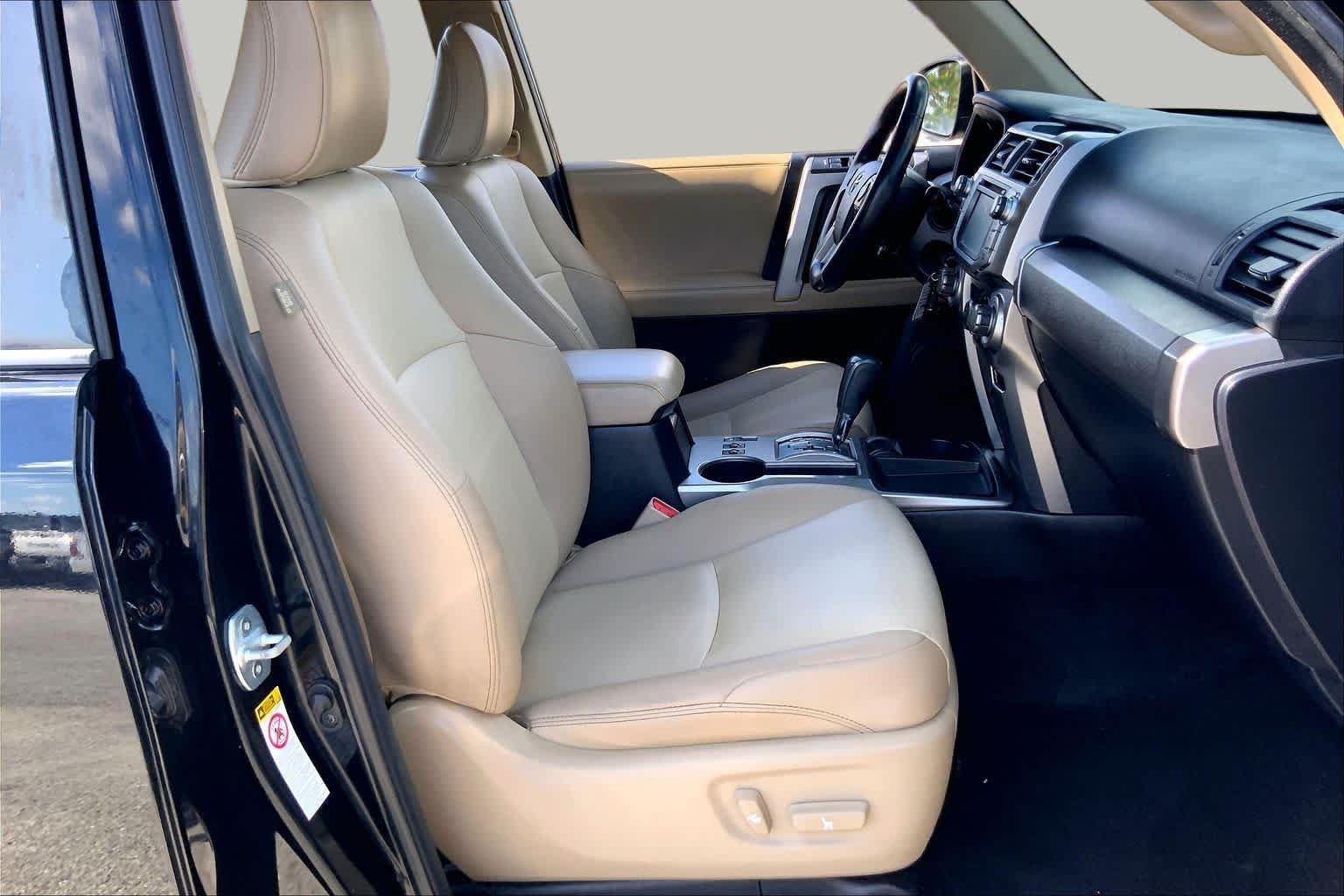 Used 2018 Midnight Black Metallic Toyota SR5 Premium image 9