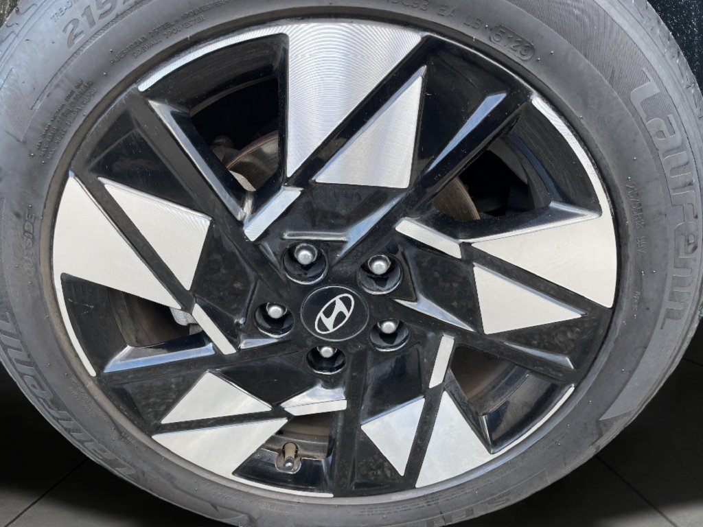 Used 2025 White Hyundai SEL image 28