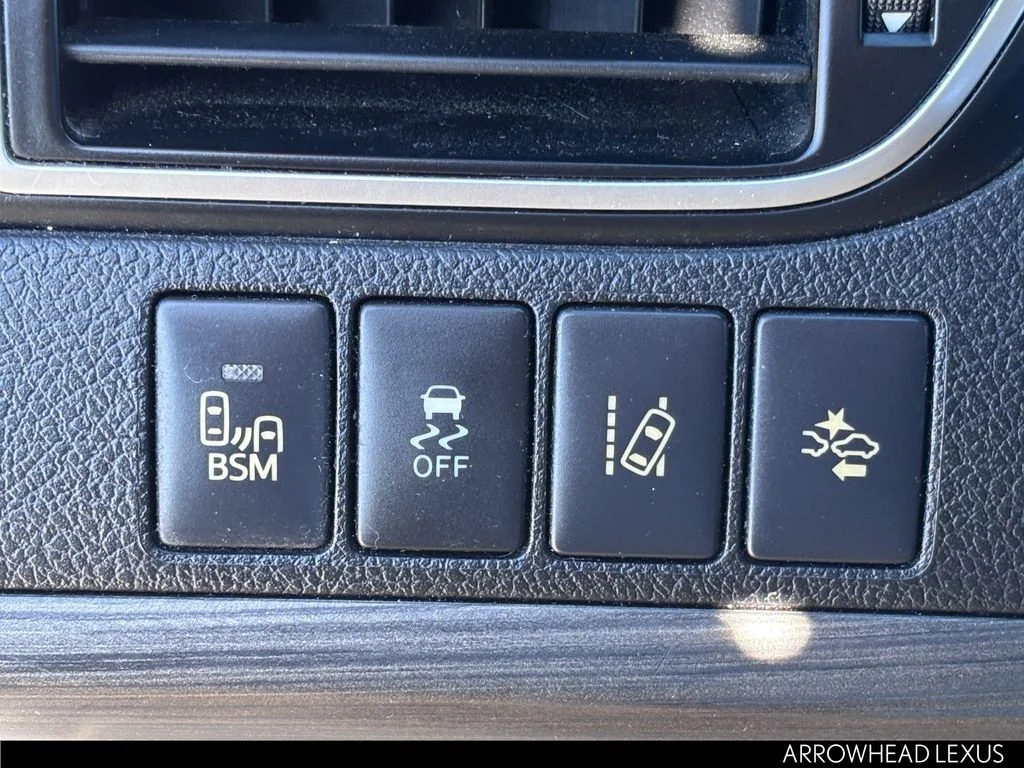 Used 2015  Toyota XLE image 20