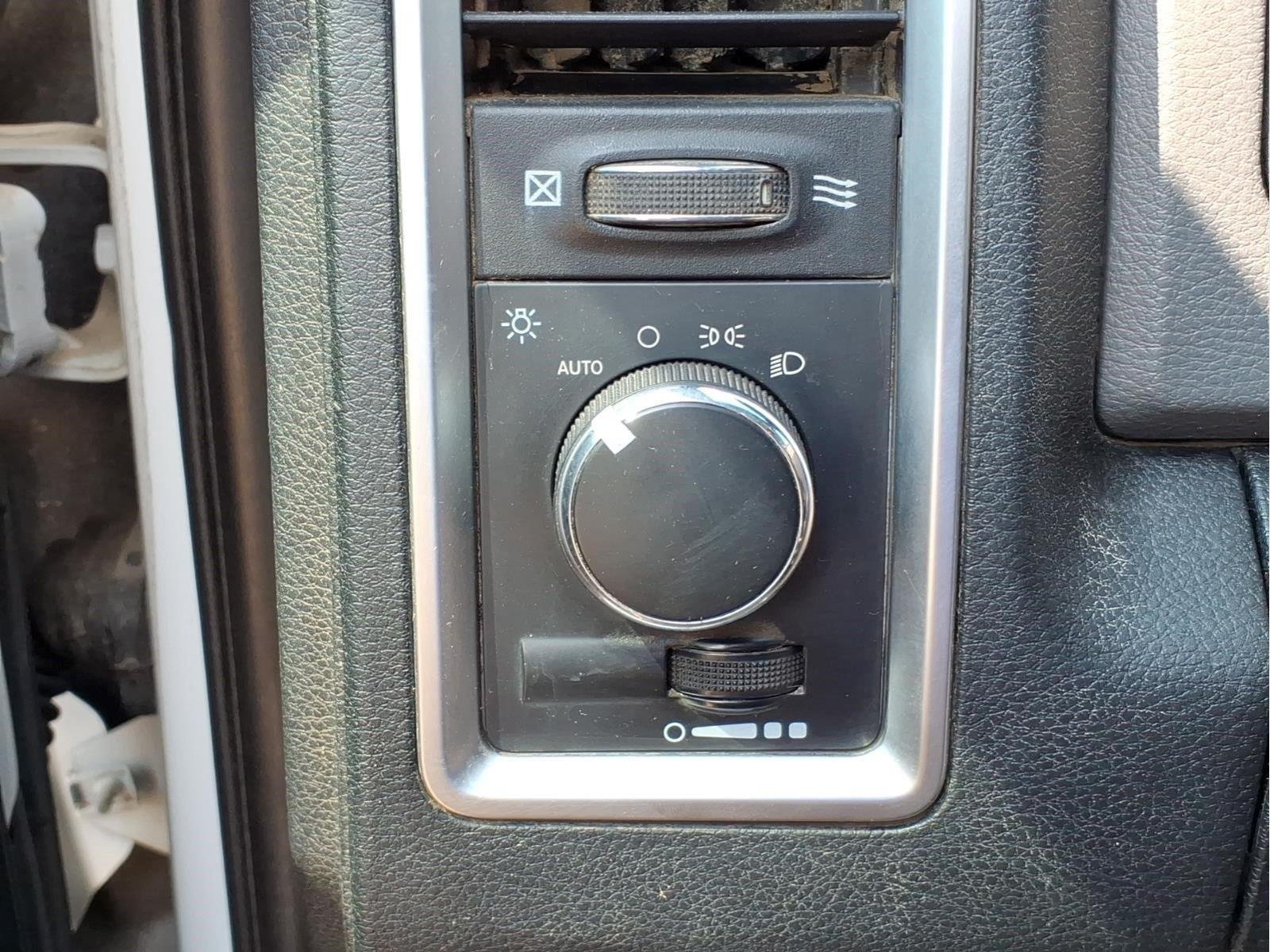 Used 2016 Bright White Clearcoat Ram SLT image 16