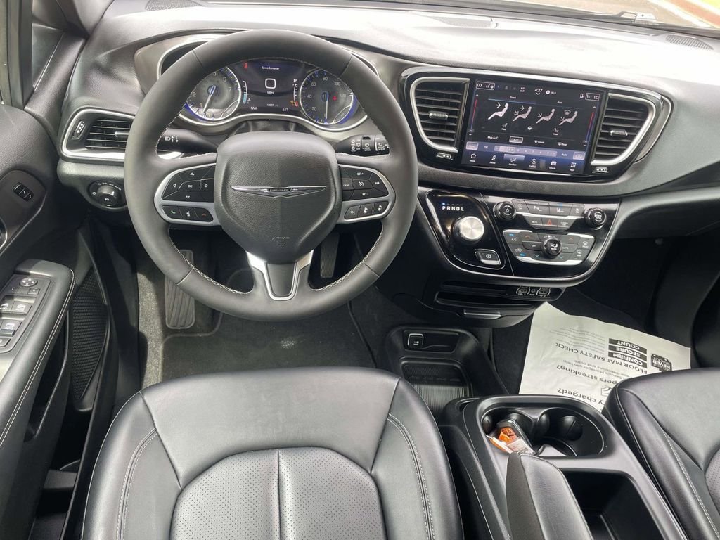 Used 2025 White Chrysler Select image 10