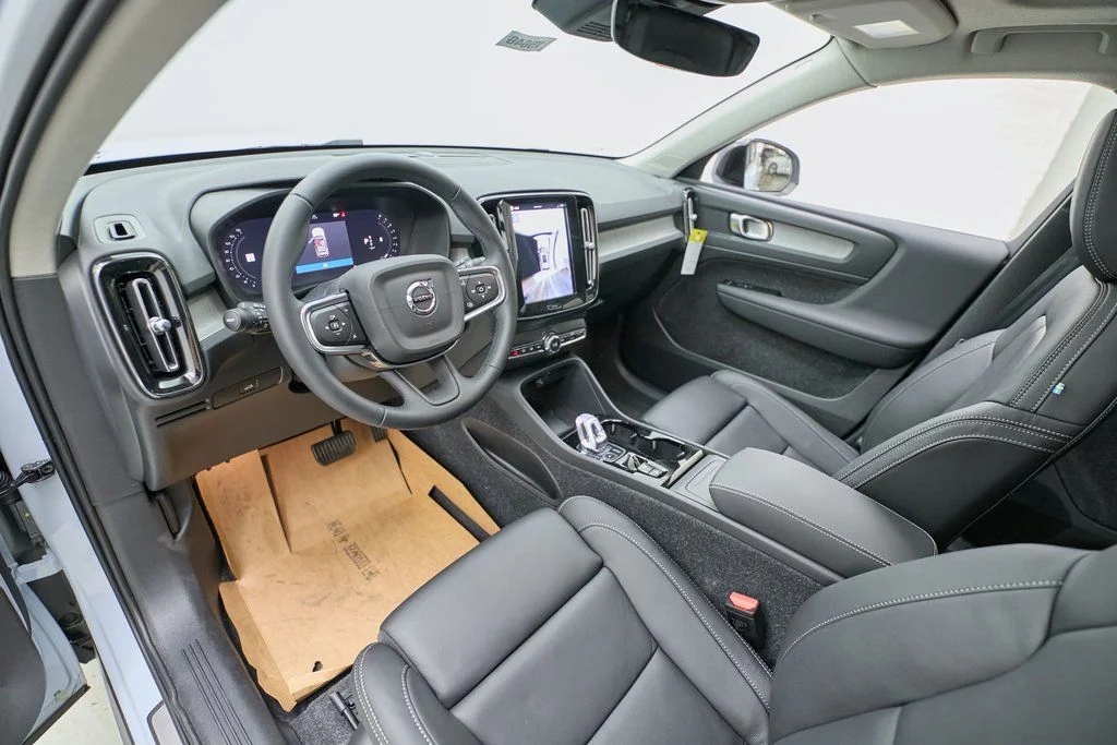 2026 Volvo XC40 Plus - Photo 12