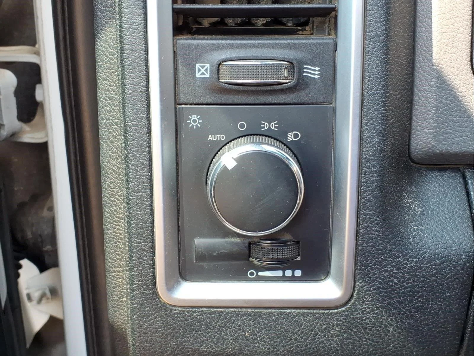 Used 2016 Bright White Clearcoat Ram SLT image 16