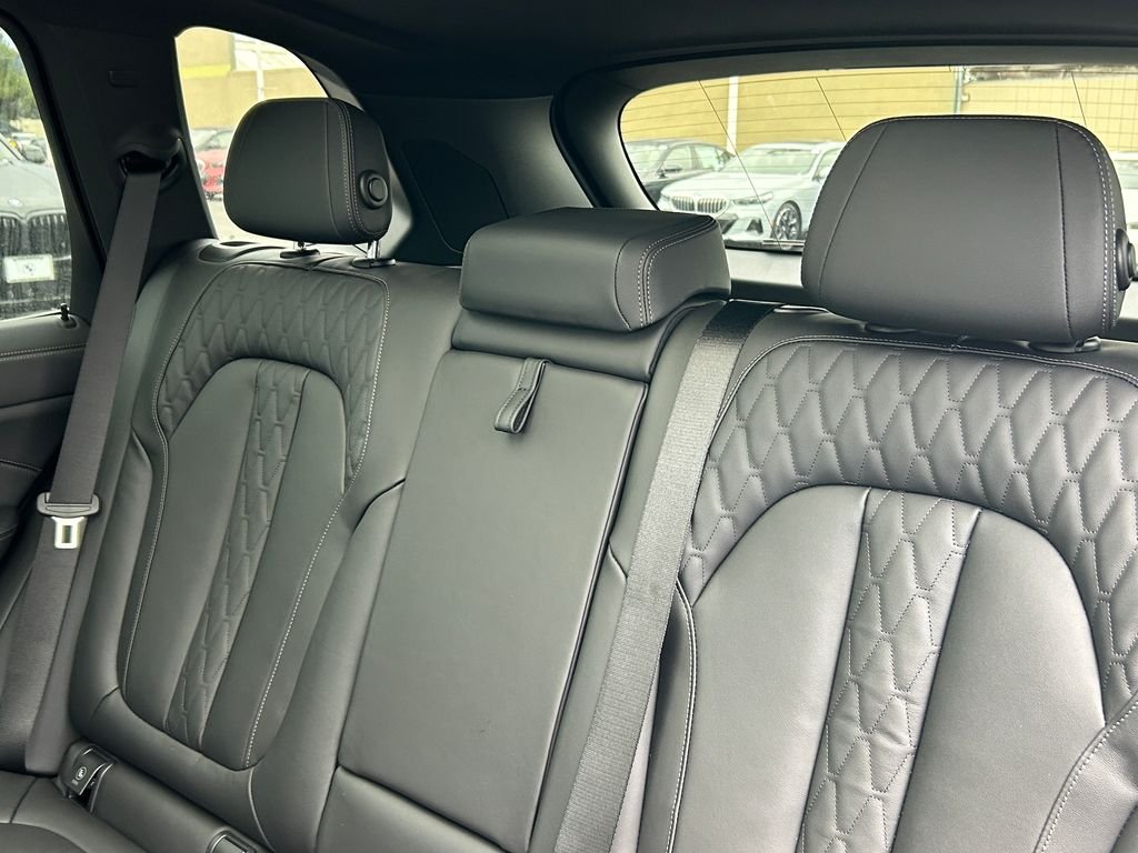 New 2026 Dravit Grey Metallic BMW xDrive40i image 32