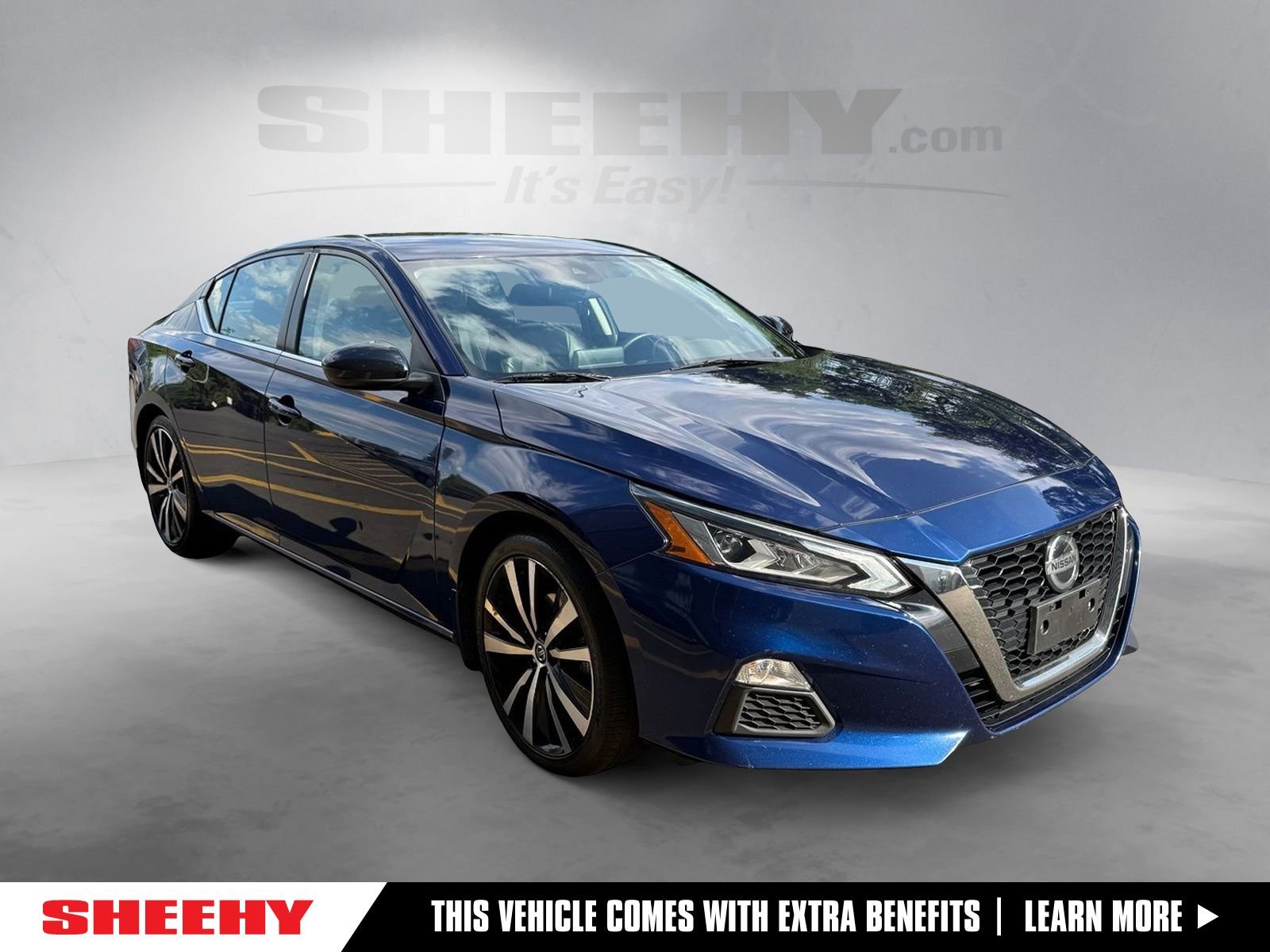 Used 2022 Blue Nissan 2.5 SR image 1