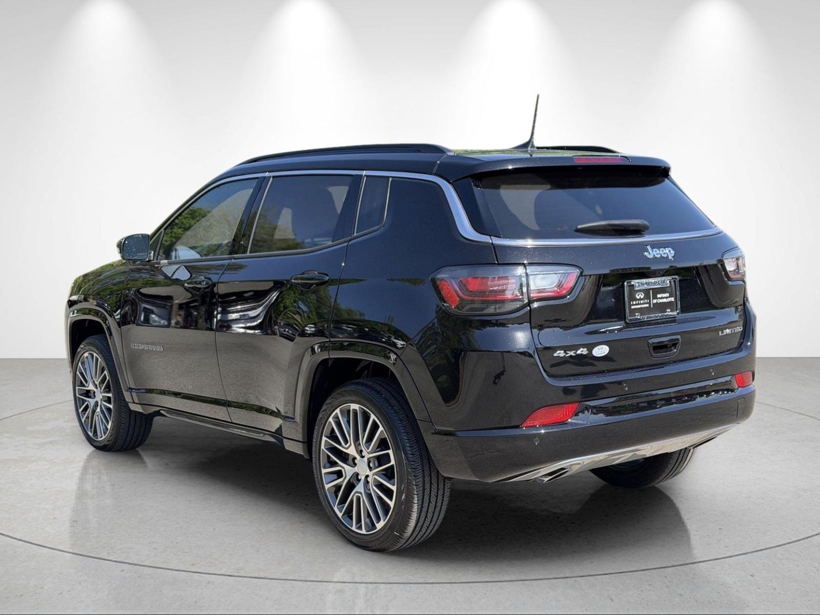 Used 2023 Diamond Black Crystal Pearlcoat Jeep Limited image 3