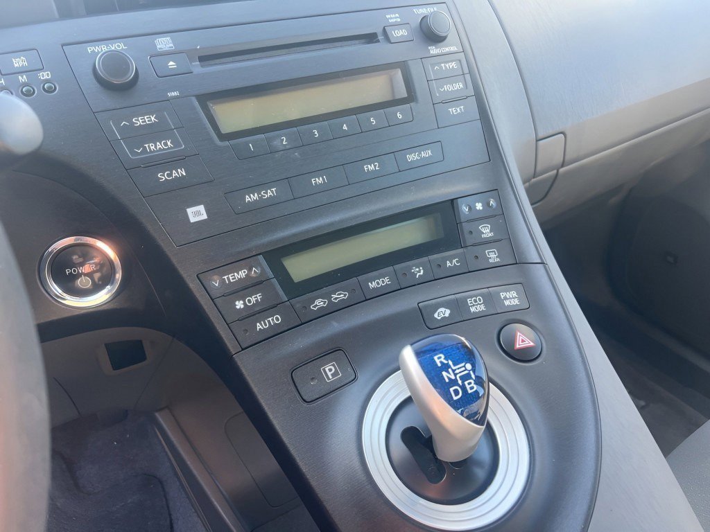 Used 2010 White Toyota V image 18