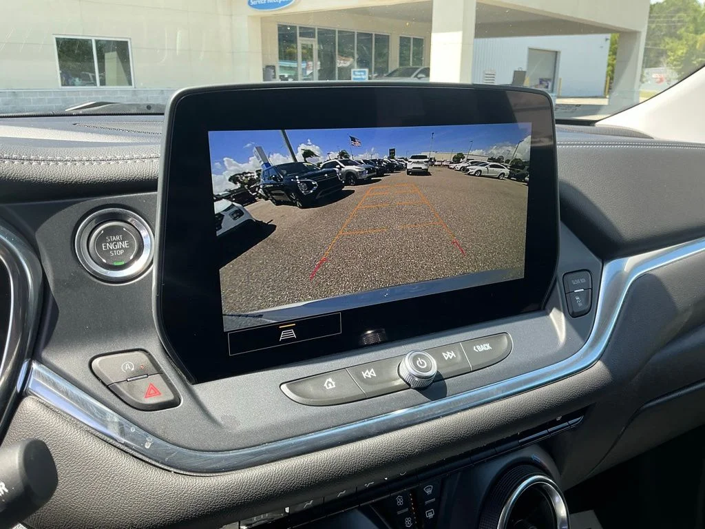 Used 2025 White Chevrolet LT image 30