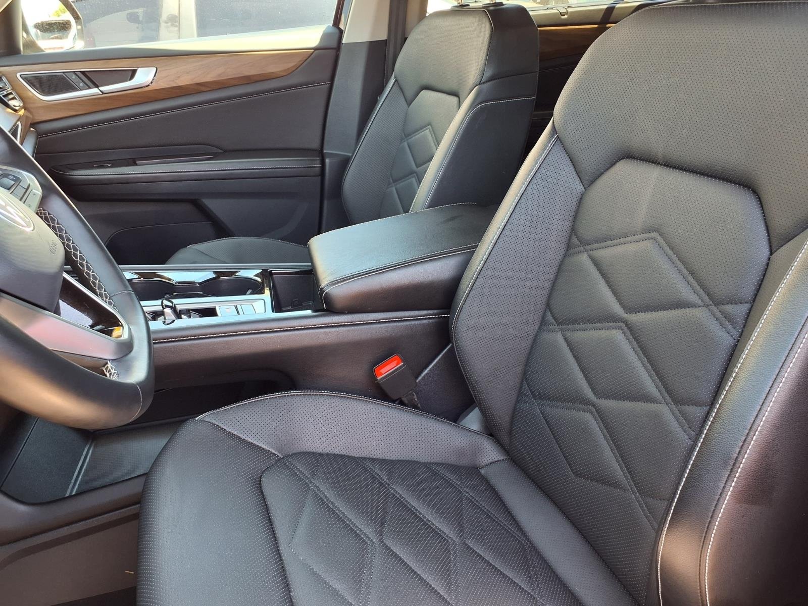Certified Used 2025  Volkswagen SE image 3