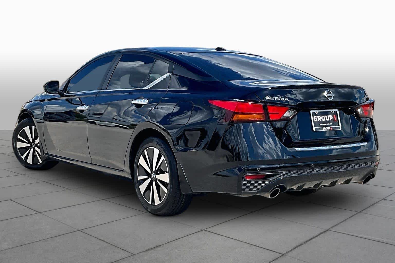 Used 2022 Super Black Nissan 2.5 SV image 12