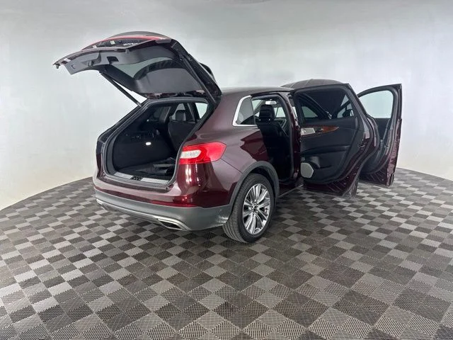 Used 2018 Red Lincoln Reserve image 17