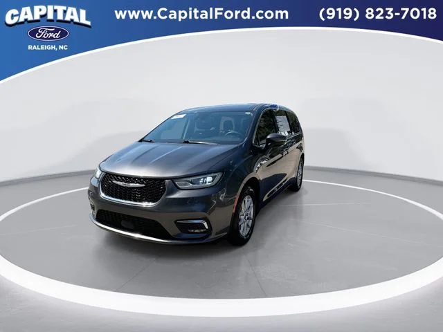 Used 2023 Gray Chrysler Touring L image 4