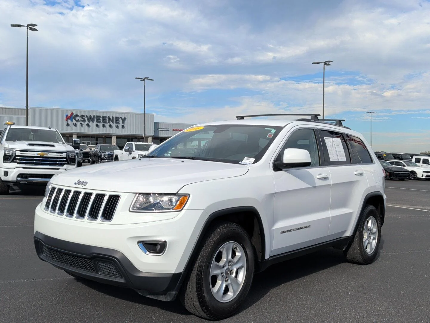 Used 2016 White Jeep Laredo image 1