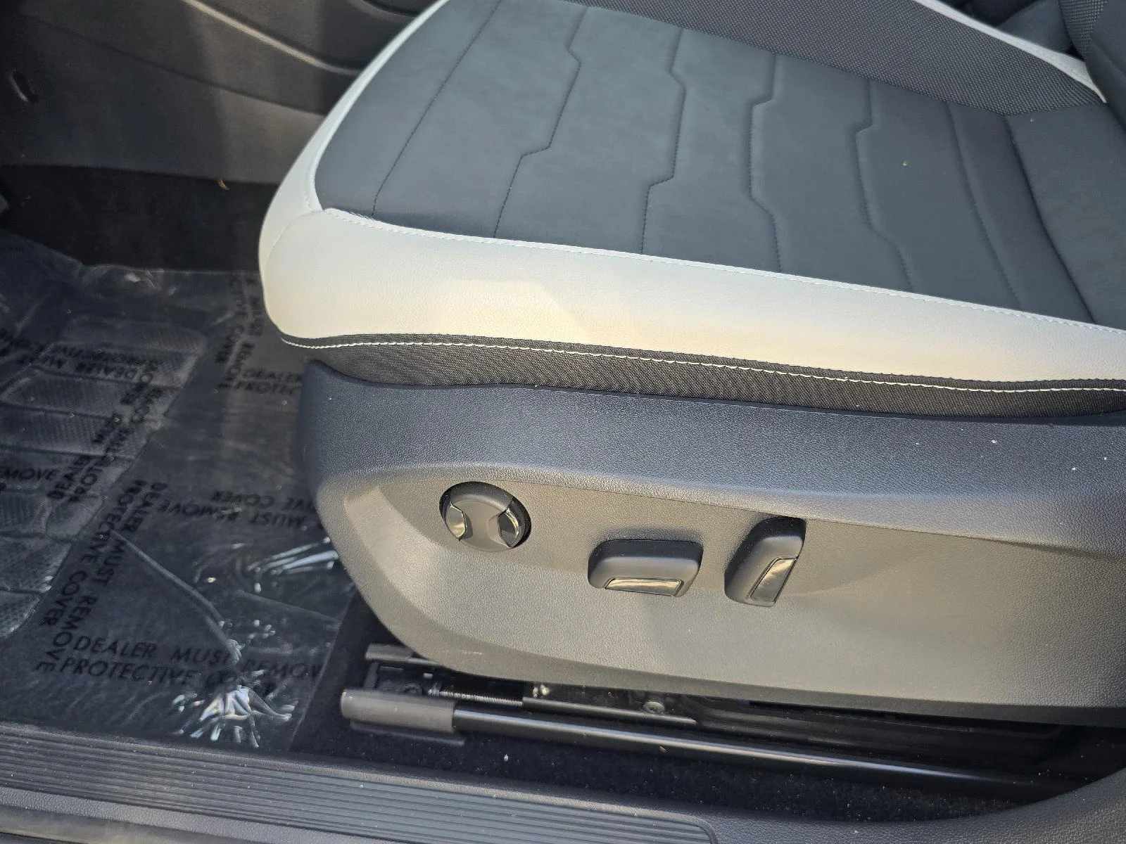 Certified Used 2025 WHITE Volkswagen SE image 21