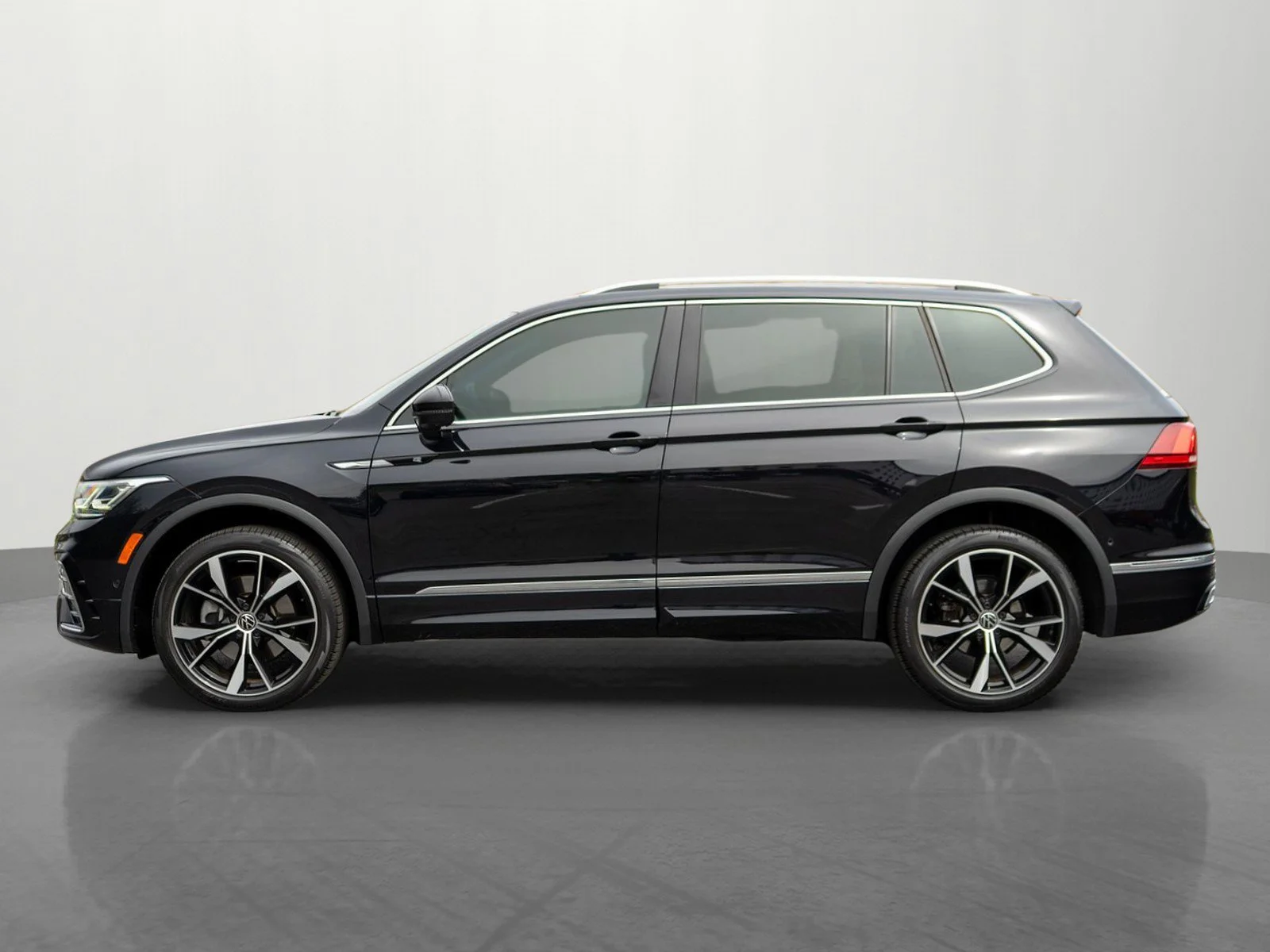 Used 2022 Deep Black Pearl Volkswagen 2.0T SEL R-Line image 5