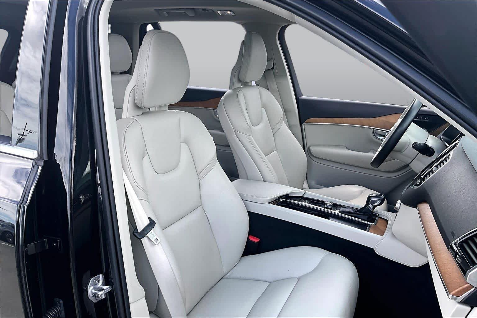 Used 2022 Onyx Black Metallic Volvo Momentum image 8
