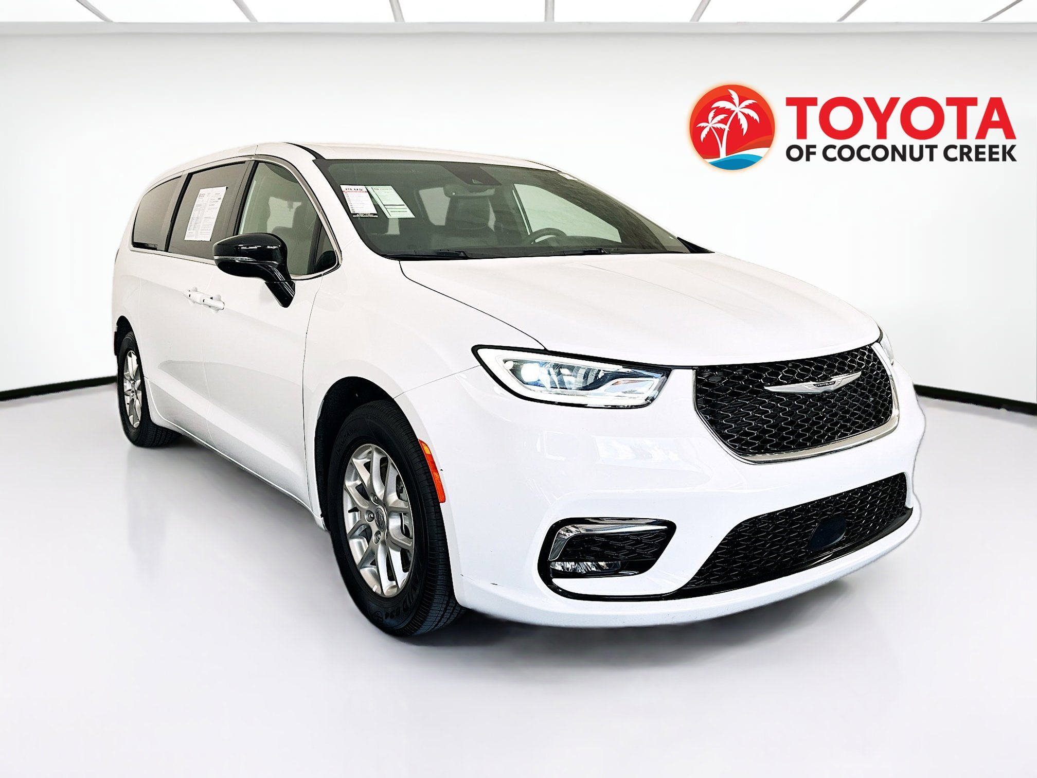 2025 Chrysler Pacifica Select's photo