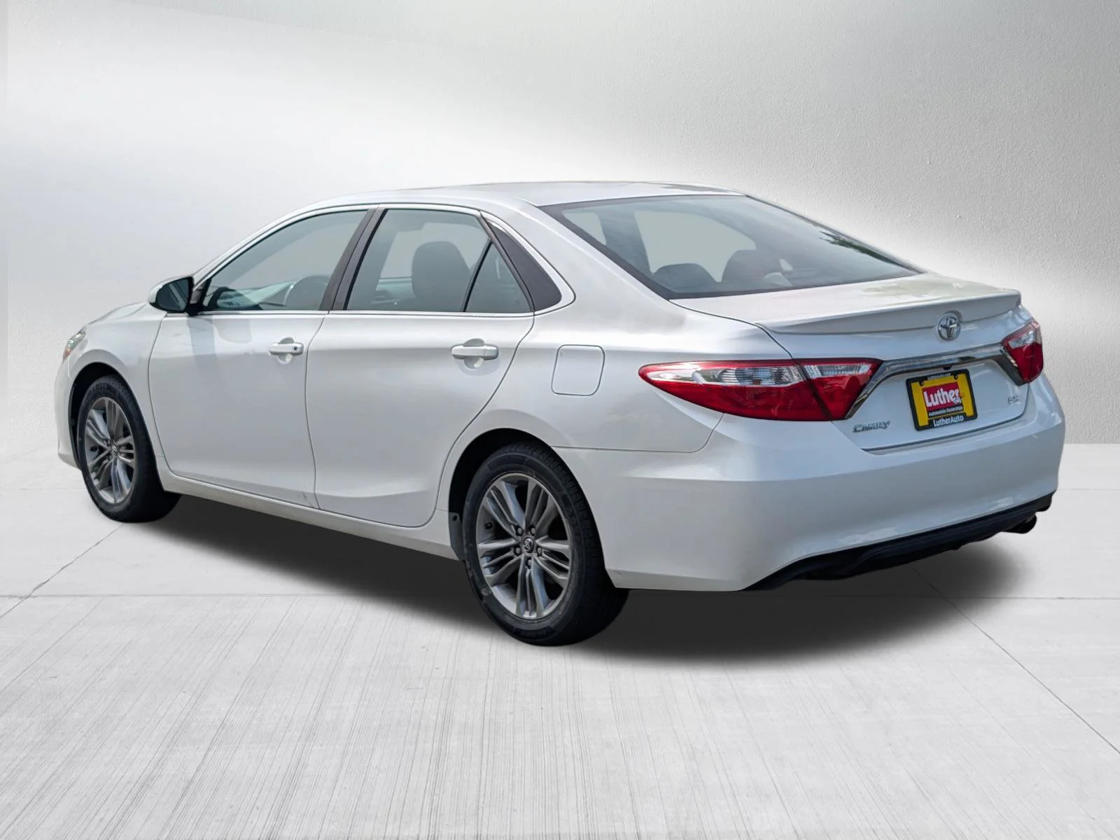 Used 2015 Blizzard Pearl Toyota SE image 5