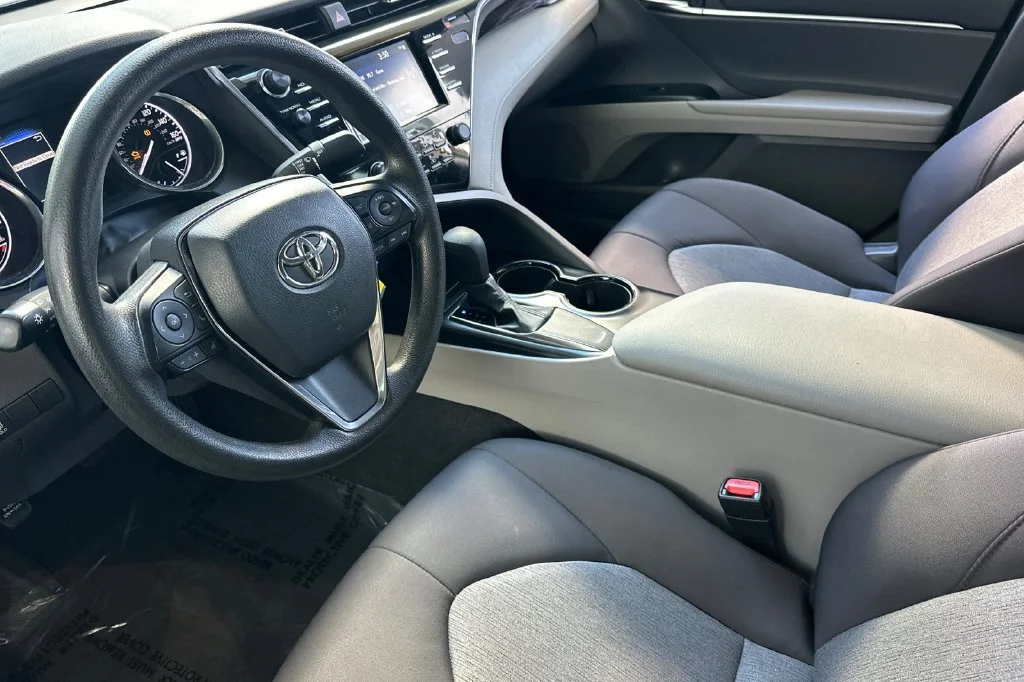 Used 2020 White Toyota LE image 10