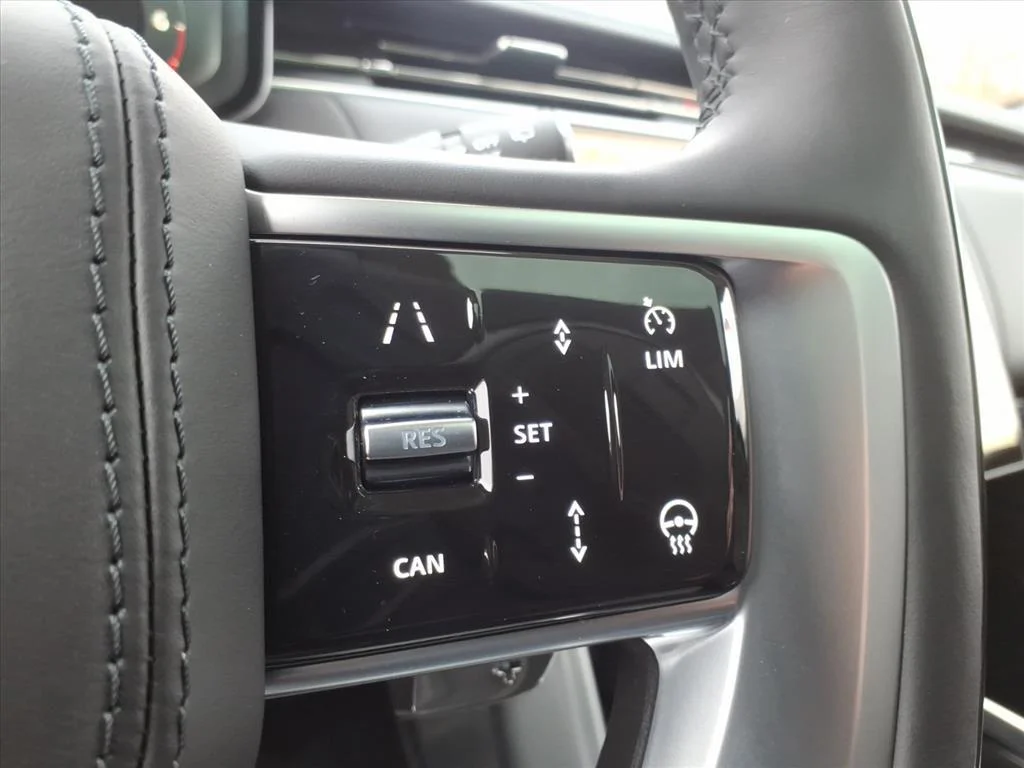 New 2025 Fuji White LAND ROVER SE image 11
