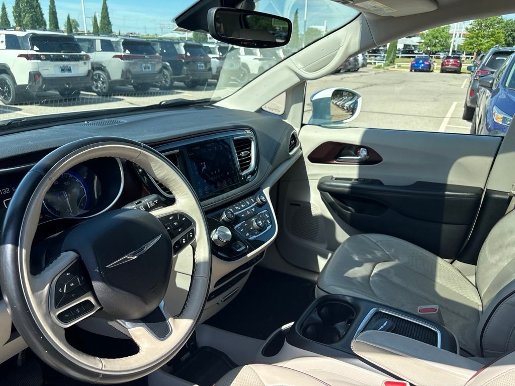 Used 2019 White Chrysler Limited image 4