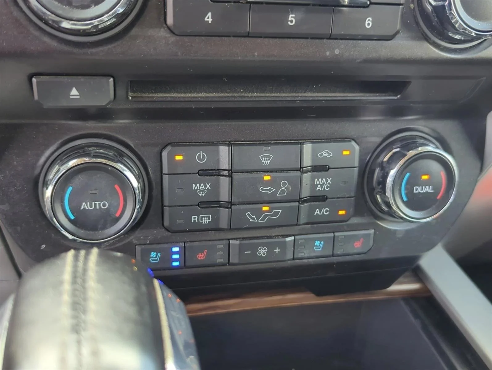 Used 2018 Magnetic Metallic Ford LARIAT image 18