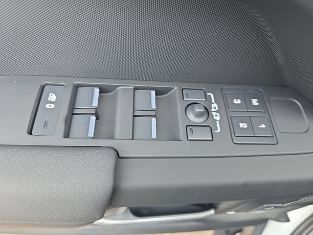 Certified Used 2025 White Land Rover X-Dynamic SE image 30
