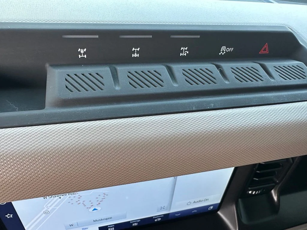 Used 2022 Red Ford Wildtrak image 18