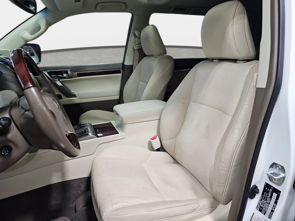 Used 2019 White Lexus 460 image 17