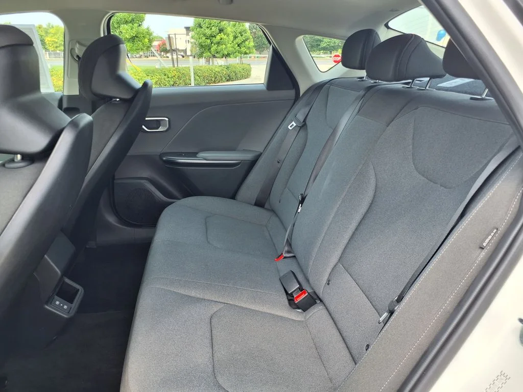 Used 2025 White Kia LXS image 17
